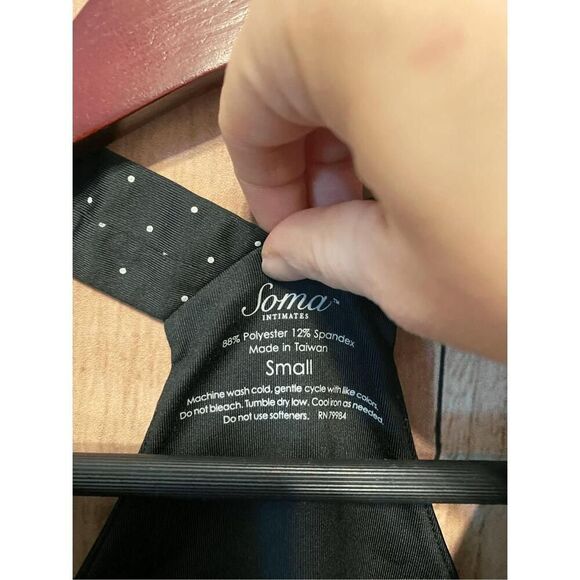 Soma Intimates Small Polka Dot Sleeveless V Neck Crossback Athletic Top black - Picture 3 of 5